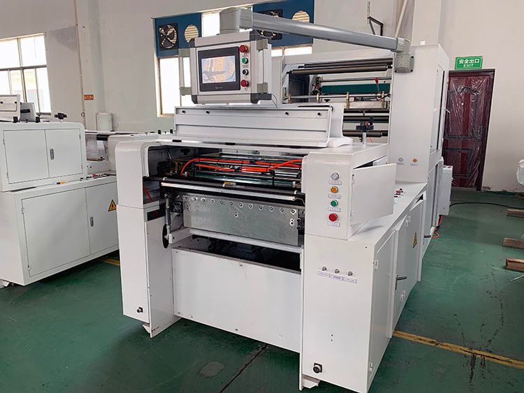 Sandwich-Paper-Roll-To-Sheet-Cutting-Machine-2