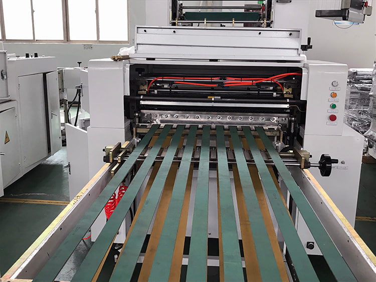 Sandwich-Paper-Roll-To-Sheet-Cutting-Machine-7